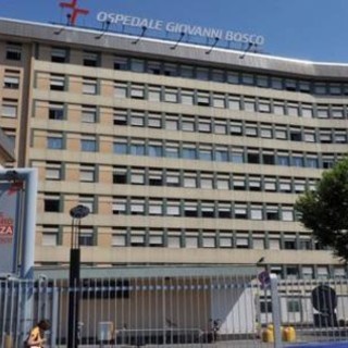 Attimi di panico al San Giovanni Bosco, 22enne aggredisce il personale e devasta la sala medica: arrestato
