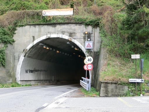 Ciclista investito da un 85enne nella galleria vietata alle bici, 60enne finisce in ospedale