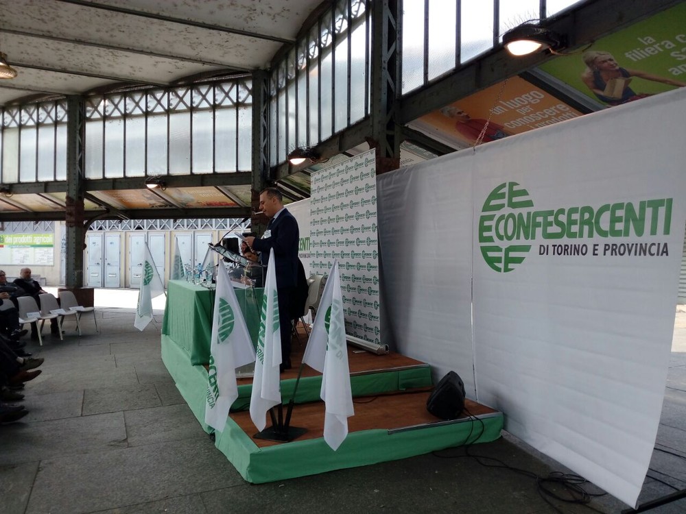 Confesercenti a Settimo per difendere i negozi di vicinato, al via la raccolta firme per la legge sul commercio locale Confesercenti a Settimo per difendere i negozi di vicinato, al via la raccolta firme per la legge sul commercio locale