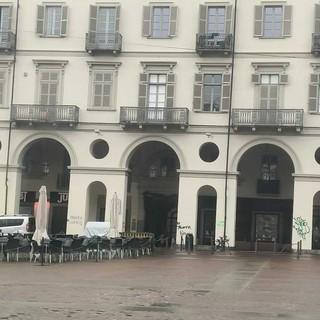 I muri coperti da graffiti in piazza Vittorio Veneto