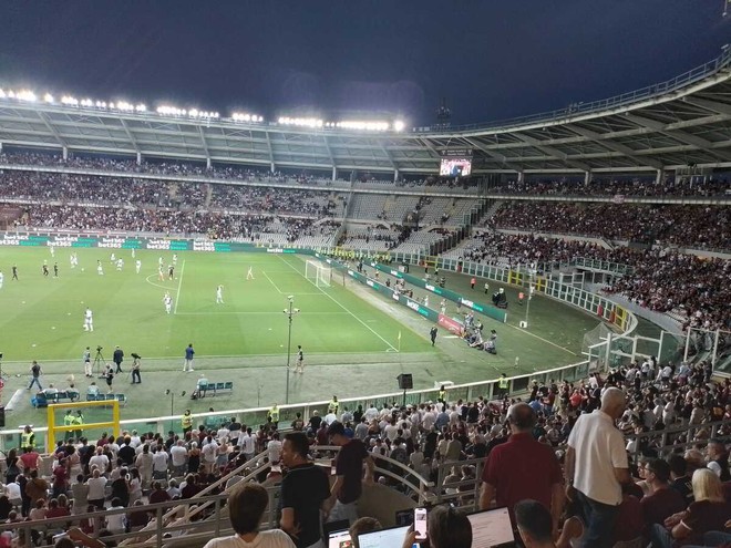 Un momento del derby di ieri, preceduto da tensioni e incidenti Un momento del derby di ieri, preceduto da tensioni e incidenti