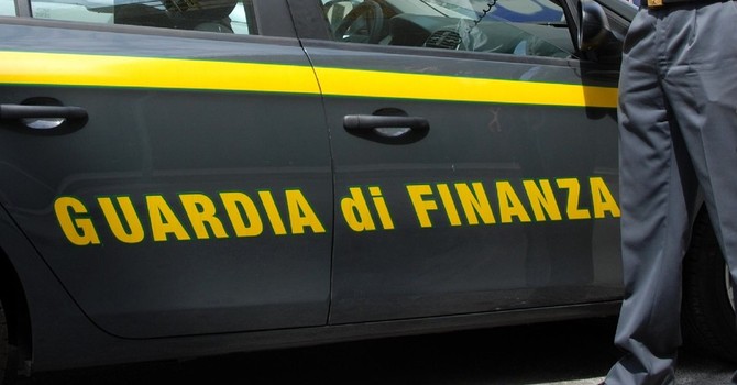 Diretti al mare con la macchina, a bordo avevano machete e droga: nei guai 4 torinesi