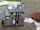 Dopo la festa con fuochi, i Madre Teresa diventano una discarica con rifiuti Dopo la festa con fuochi, i Madre Teresa diventano una discarica con rifiuti