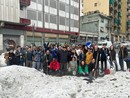 persone insieme che spalano la grandine