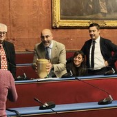 Due urne per un solo defunto: la protesta contro il "caro cremazione" accende la Sala Rossa