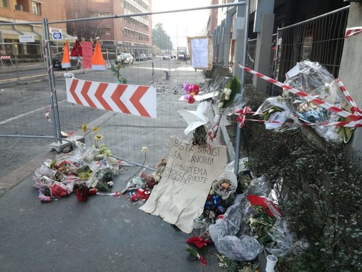 fiori sul luogo della tragedia in via Genova