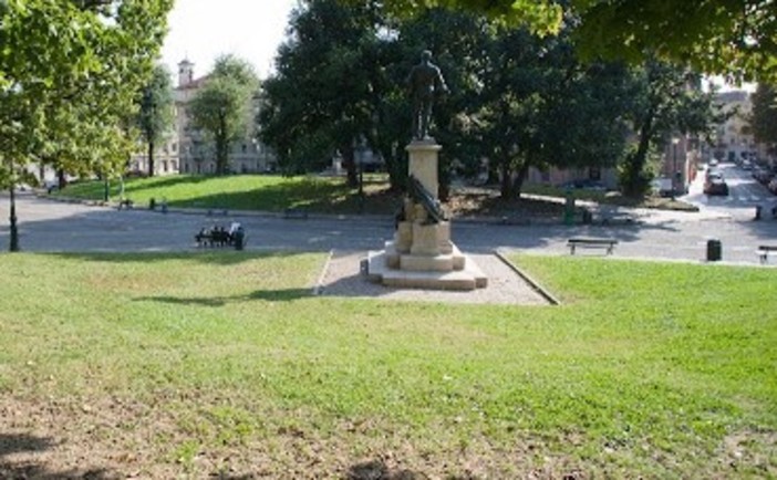 Ai giardini Cavour la messa a dimora di un albero in ricordo di Jina Mahsa Amini