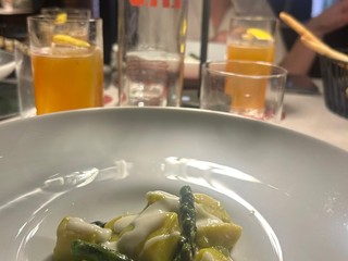 Gnocchi con crema di asparagi e aglione