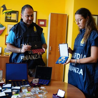 Guardia di Finnza con materiale sequestrato