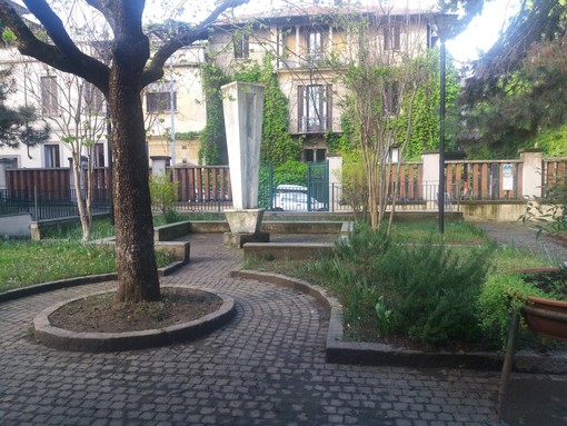 Guerrilla gardening con i libri: a maggio sboccia la poesia nel giardino di via Campana