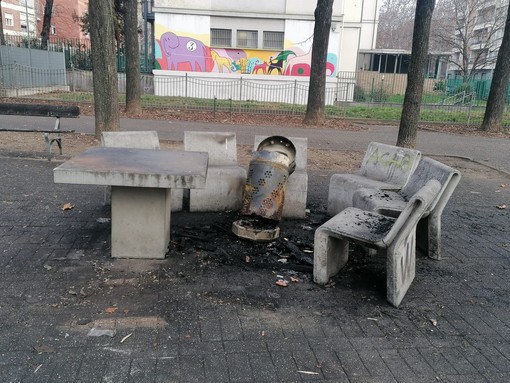 Gli atti vandalici interessano molti quartieri di Torino: qui alcune strutture dei giardini Alimonda