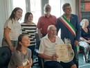 Per il pensionato di 89anni una pergamena ricordo e un piatto Per il pensionato di 89anni una pergamena ricordo e un piatto