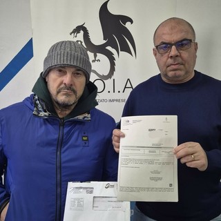Giancarlo Nardozzi con il negoziante di Barriera e i bollettini da pagare Giancarlo Nardozzi con il negoziante di Barriera e i bollettini da pagare