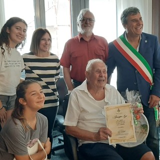 Per il pensionato di 89anni una pergamena ricordo e un piatto