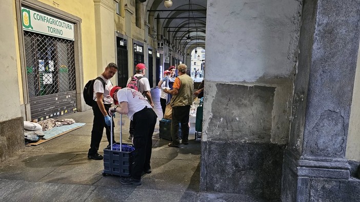 I Guardian Angels di Torino cercano aiuto: “Ci servono due carrelli per aiutare i senzatetto”