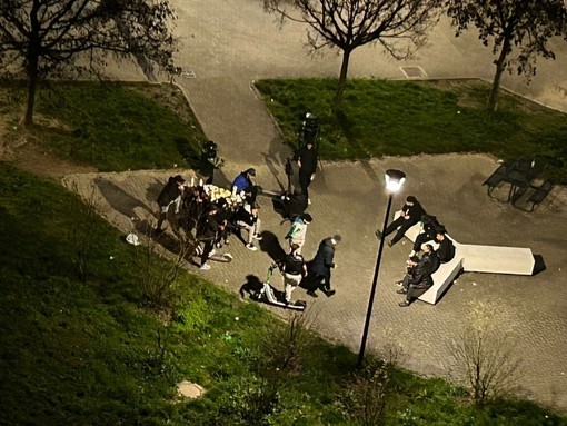 Giardini con gente seduta su panchine