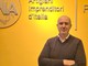 Persona in primo piano su sfondo giallo