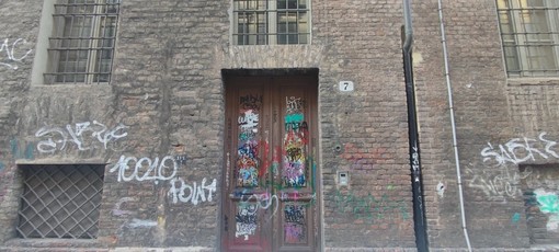 Scritte sui muri invadono il Borgo Juvarriano: palazzi del ‘700 deturpati dai graffiti