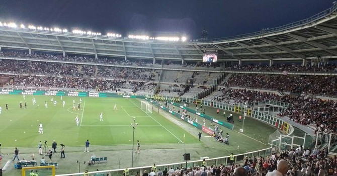 Un momento del derby di ieri, preceduto da tensioni e incidenti
