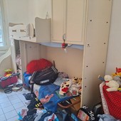 camera piena di giocattoli