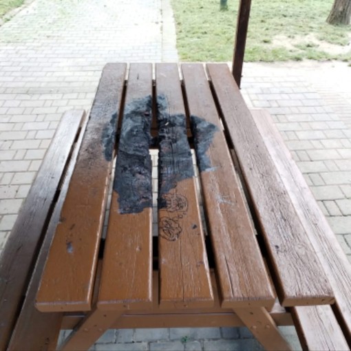 Raid vandalico al giardino Braille: i tavoli dati alle fiamme. Miano: “Sono degli idioti”