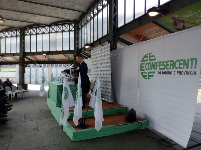 Confesercenti a Settimo per difendere i negozi di vicinato, al via la raccolta firme per la legge sul commercio locale