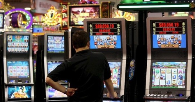 Gioco d’azzardo patologico, Torino spende oltre 5,3 miliardi. “Si deve porre un freno” Gioco d’azzardo patologico, Torino spende oltre 5,3 miliardi. “Si deve porre un freno”