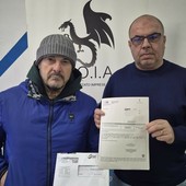 Giancarlo Nardozzi con il negoziante di Barriera e i bollettini da pagare