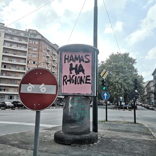 &quot;Hamas ha ragione&quot;, le scritte in Barriera finiscono sotto la lente della Digos