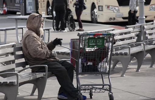 senzatetto su una panchina