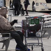 senzatetto su una panchina