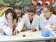 Camice e occhiali, provette e reagenti: i bambini scoprono la scienza con ricercamondo