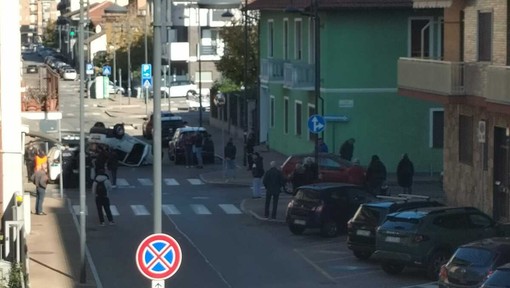 L'auto che si è ribaltata in via San Francesco a Nichelino L'auto che si è ribaltata in via San Francesco a Nichelino