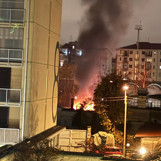 Incendio in una carrozzeria di via De Santis: fumo visibile fino a strada della Pronda
