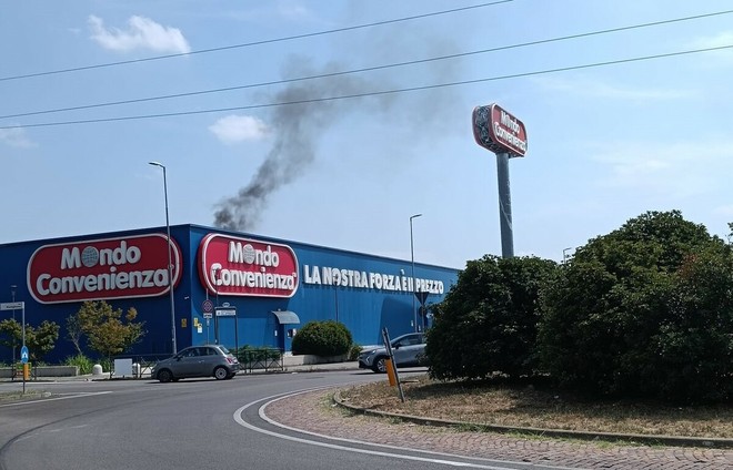 Incendio a Mondo Convenienza a Moncalieri: momenti di paura Incendio a Mondo Convenienza a Moncalieri: momenti di paura