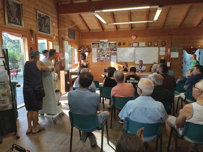 Un momento dell'incontro tra i residenti e la vicesindaca Bonino