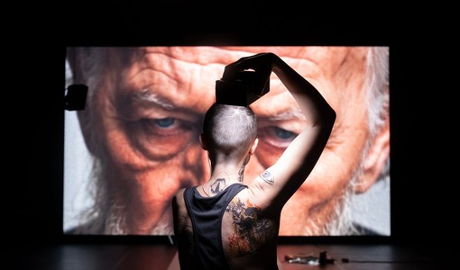 “iGirl”, rito contemporaneo tra teatro, videoarte e musica al Teatro Astra