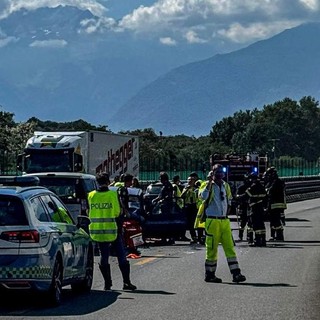 Auto in contromano sulla Torino-Bardonecchia: scontro frontale, un morto e 4 feriti