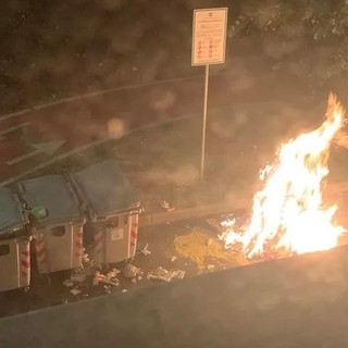 Vandali danno fuoco ai cassonetti della raccolta rifiuti a Moncalieri