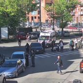 Travolto sulle strisce mentre è in bici: momenti di paura in corso Belgio Travolto sulle strisce mentre è in bici: momenti di paura in corso Belgio