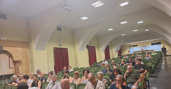 L'incontro pubblico, organizzato da alcuni residenti, è stato tutt'altro che pacato