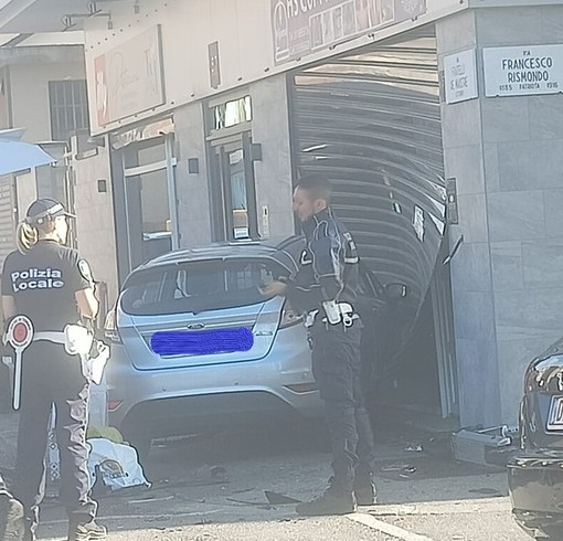 Incidente in strada: un'auto finisce dentro un negozio