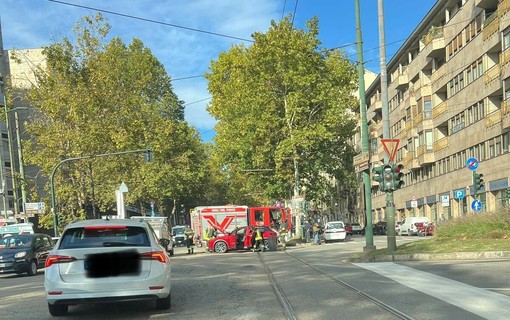 Scontro tra macchine in corso Vittorio: traffico in tilt