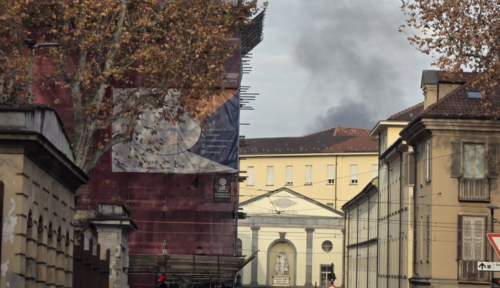 Iveco Daily in fiamme in piazza Crispi: alta colonna di fumo nei cieli di Torino