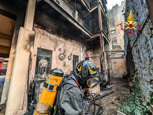 A fuoco un'abitazione in via Thermignon a Torino: otto squadre di pompieri per spegnere le fiamme