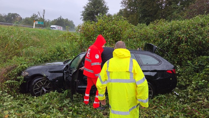 Auto fuori strada lungo la Torino-Aosta tra Ivrea e Quincinetto