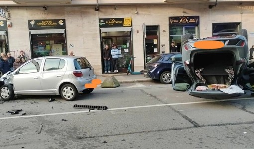 Brutto incidente tra via Medici e via Zumaglia: traffico a lungo bloccato Brutto incidente tra via Medici e via Zumaglia: traffico a lungo bloccato