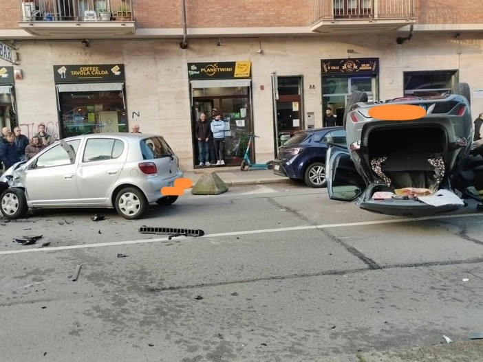 Brutto incidente tra via Medici e via Zumaglia: traffico a lungo bloccato
