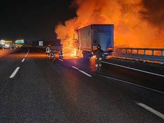 Brucia un tir in tangenziale Brucia un tir in tangenziale