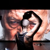 “iGirl”, rito contemporaneo tra teatro, videoarte e musica al Teatro Astra